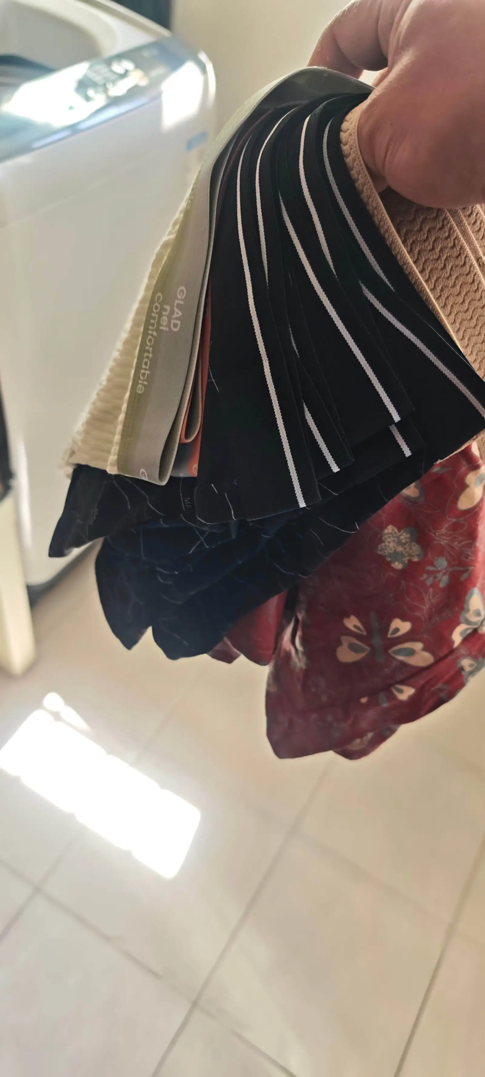 衣服给我买三十块钱十条的内裤，我给媳妇买十五块一个蛋挞，又是
