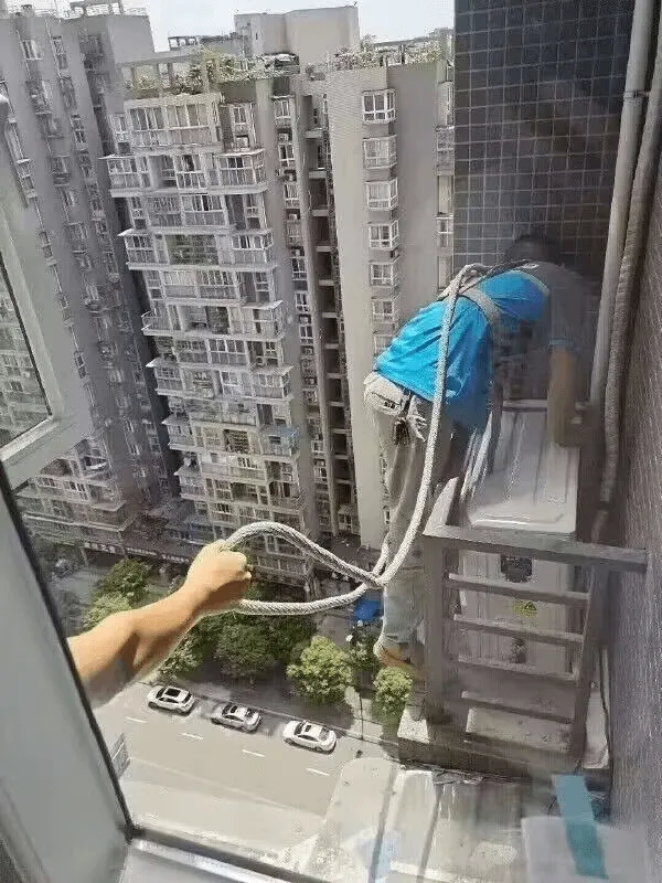 师傅真是艺高人胆大啊！！！这种还不是最夸张的，师傅把外机抬出