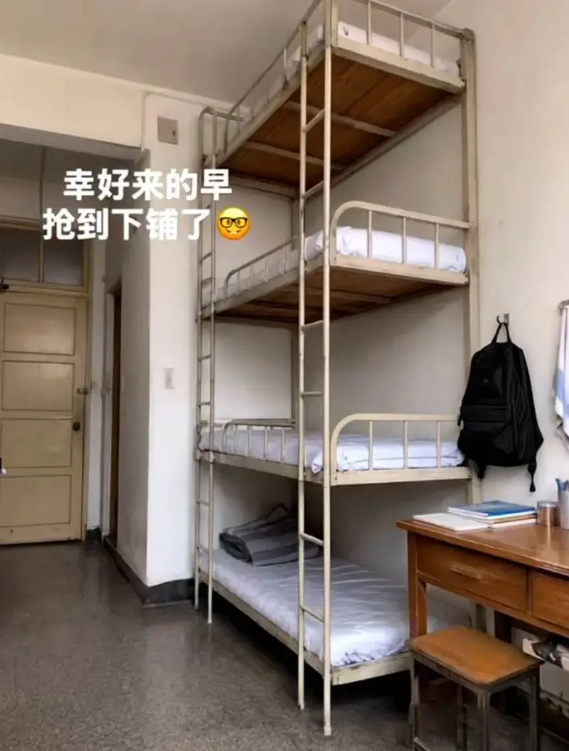 幸好来的早，抢到下铺了。